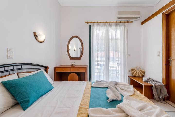Entire studio, Apartment "Nikoleta Studio 4" with Sea View, Terrace & Wi-Fi in Nikiana, Alexandros