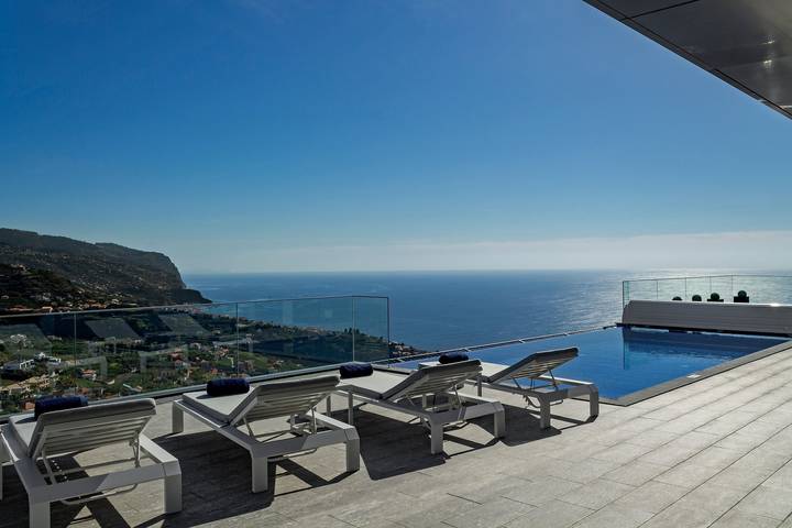 Villa para 6 pessoas, com vista para o mar e jardim e ainda piscina and varanda em Madeira