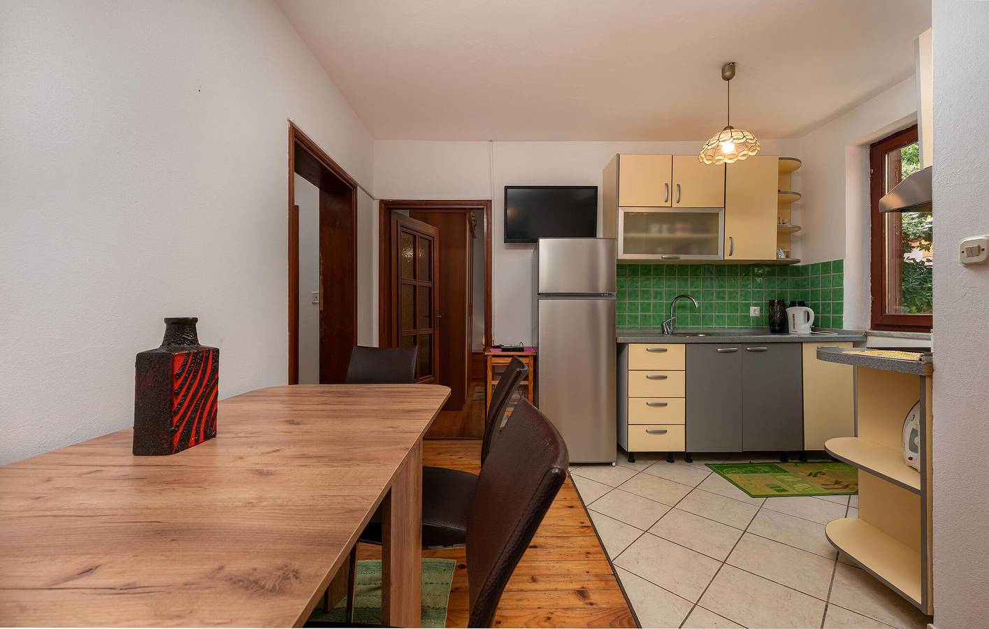Gemütlich, 1,5 km vom Strand entfernt: Modernes Apartment mit Terrasse und WLAN in Sveti Filip i Jakov, Općina Sveti Filip i Jakov