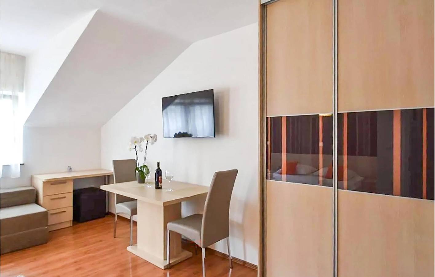 Ganze Ferienwohnung, Charmantes Apartment mit Terrasse, WLAN und Parkplatz in der Nähe des Strandes Strobec in Stobrec, Split-Dalmatien