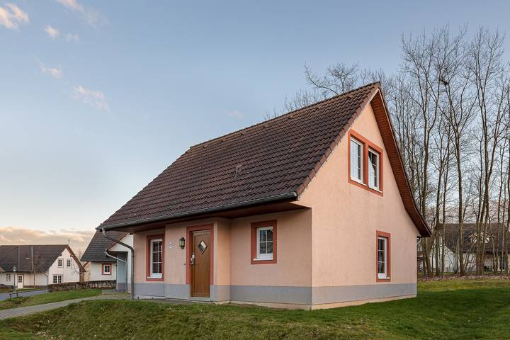 Ferienhaus für 6 Personen, mit Balkon/Terrasse und Terrasse sowie Garten und Pool in Ediger-Eller