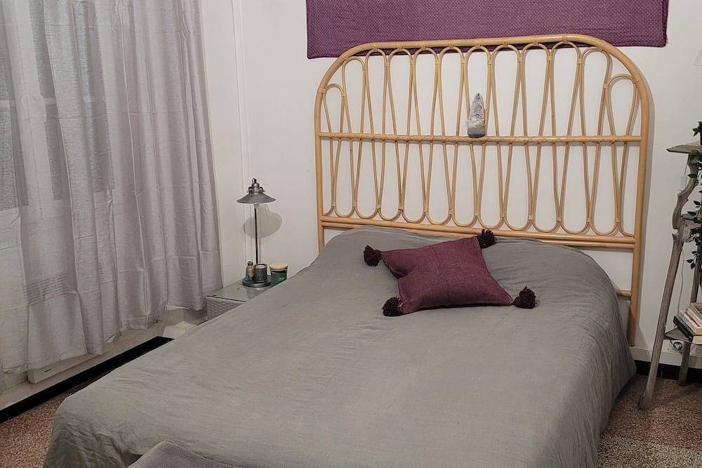 Entire apartment, T2 apartment with south-facing terrace in Cotignac, Brignoles region