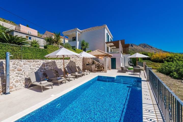 Villa for 8 people, with garden and terrace in Srebreno