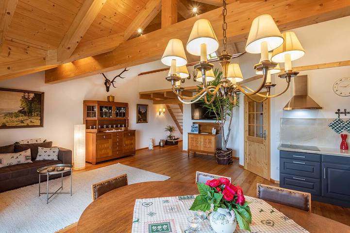 Ferienwohnung für 8 Personen, mit Balkon und Garten sowie Whirlpool in Obing