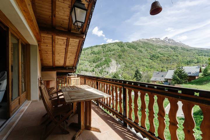 Appartement entier, Appartement "Lupins" avec vue sur les montagnes, terrasse partagée et Wi-Fi in Valloire, Région de Saint-Jean-de-Maurienne