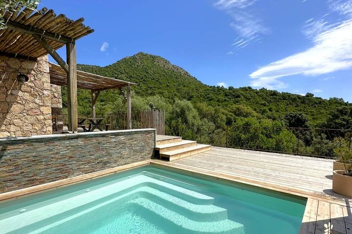 Villa for 6 people, with pool and garden as well as balcony, child-friendly in Corsica