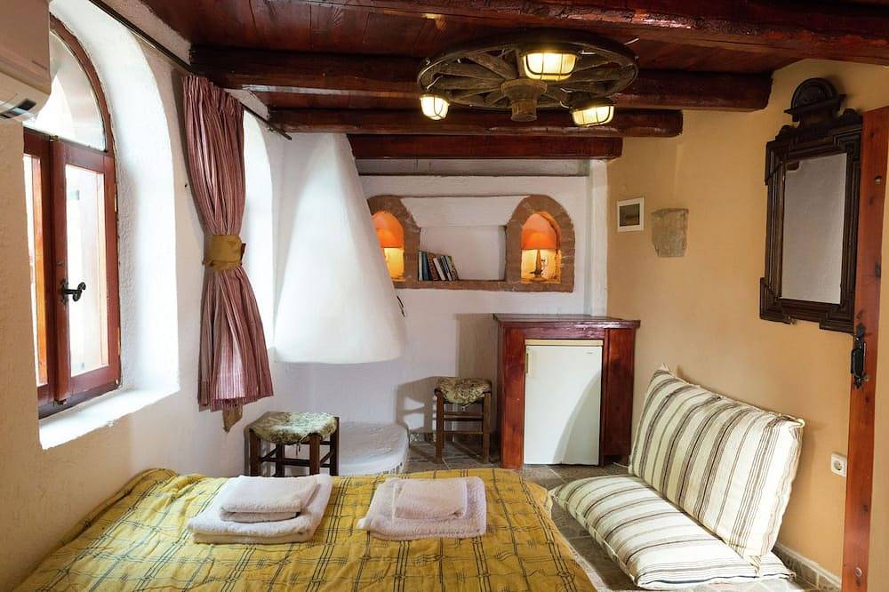 Entire apartment, Stone House in Elounda with Gulf Views in Elounda, Lasithi