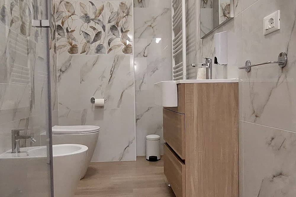 Elegant room with private bathroom and balcony equipped with every comfort. in Bologna, Bologna Provinz