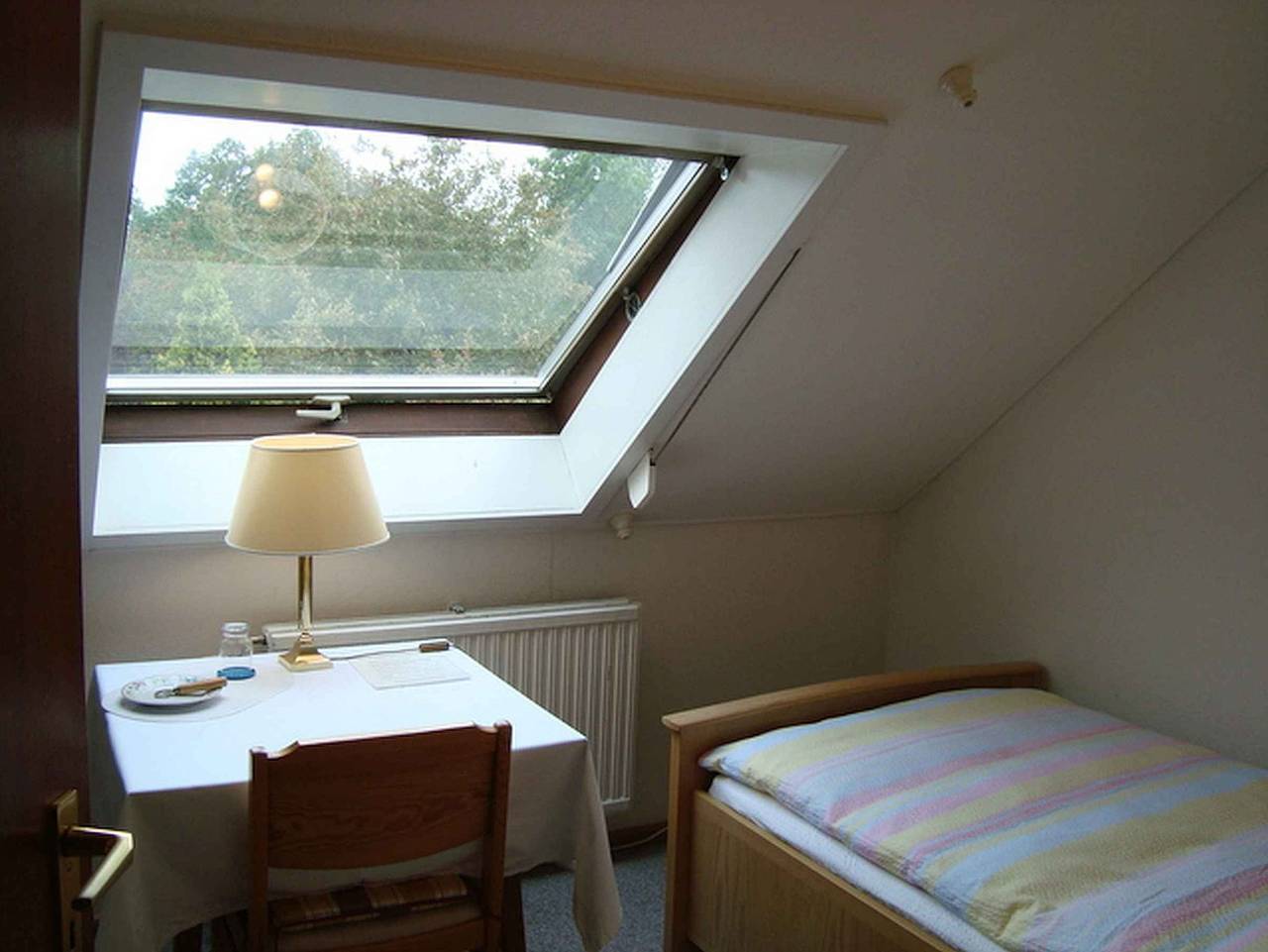 Privatzimmer Jenisch - Einzelzimmer mit Waschbecken und Etagenbad/Wc in Freiburg, Südschwarzwald