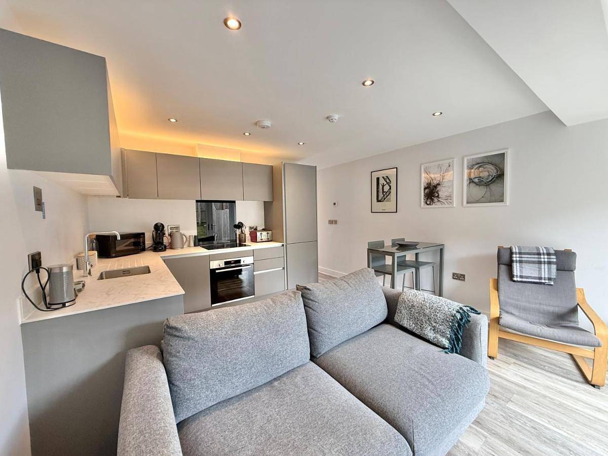 Entire apartment, Stylish One Bed Totnes Retreat with Free Parking in Totnes, Devon