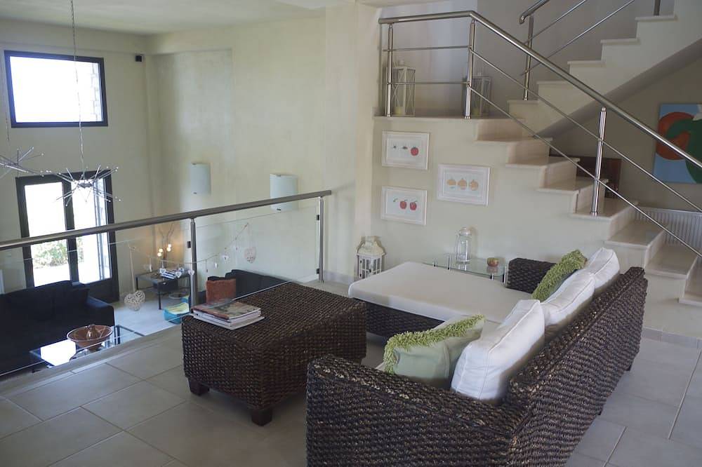 Private infinity pool & hot tub. Breathtaking sea & mountain views. in Avia (Griechenland), Messenien