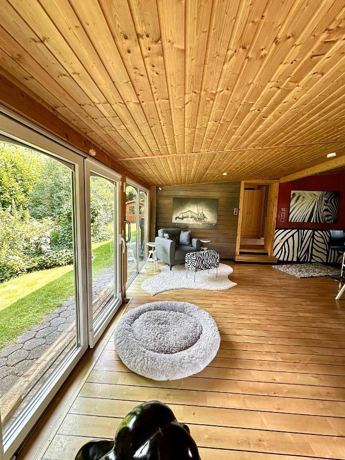 Lodge of Africa - einzigartige Themenzimmer, eingezäunten Garten, Sauna, Whirlpool & Kamin, Hunde willkommen, Gasgrill, voll ausgestattete Küche, großer Essbereich, Hamburg & Stade in der Nähe in Hollern-Twielenfleth, Cuxland