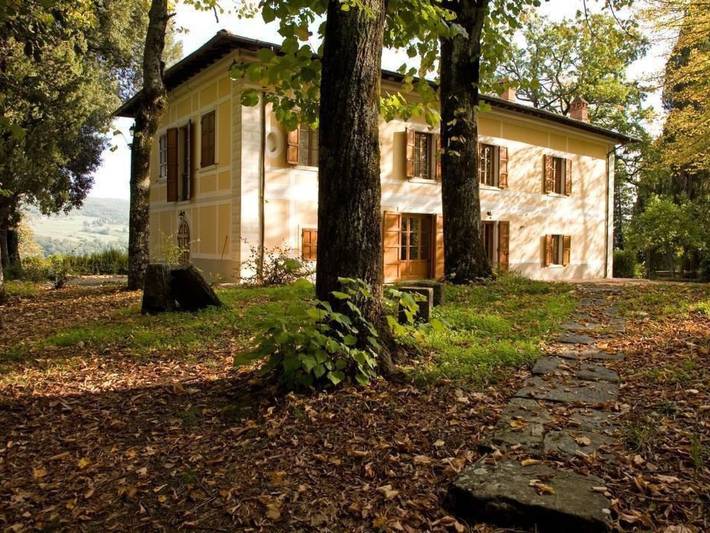 Agriturismo per 14 persone, con vista lago e piscina nonché giardino e terrazza, con animali domestici a Pratovecchio Stia