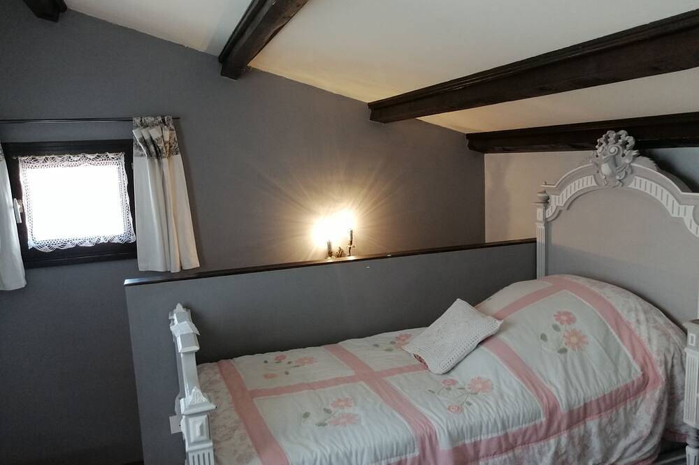 Ganze Wohnung, 3-room apartment 55 m2, terrace 15 m2, breathtaking view, sleeps 4, air-conditioned, Wifi in Sainte-Croix-du-Verdon, Regionaler Naturpark Verdon