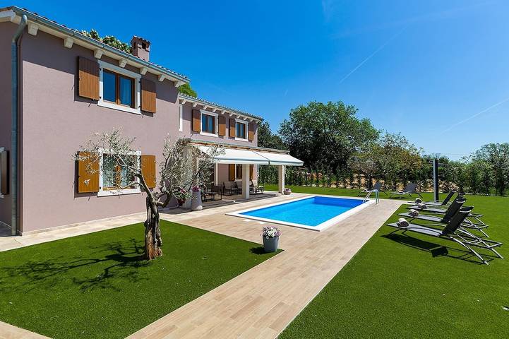 Ferienhaus für 8 Personen, mit Garten und Balkon sowie Whirlpool in Kastelir