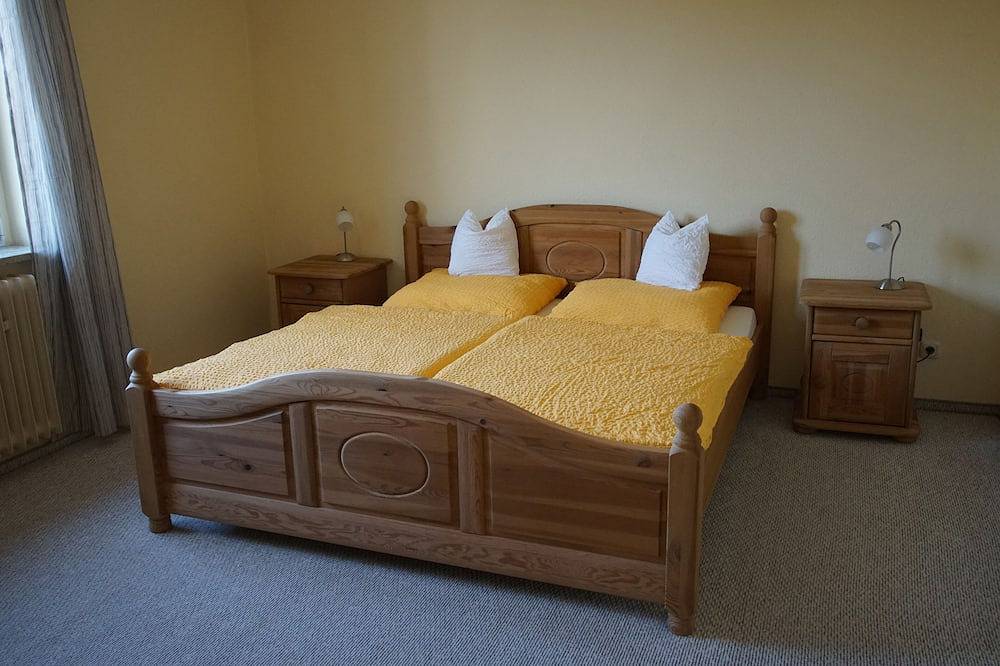 Ganze Wohnung, Ferienwohnung in großzügigem Haus mit Hof und Garten in Muldestausee, Dübener Heide