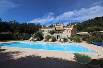 Chambre d’hôte pour 3 personnes, avec jardin ainsi que vue et piscine, animaux acceptés à Trans-en-Provence