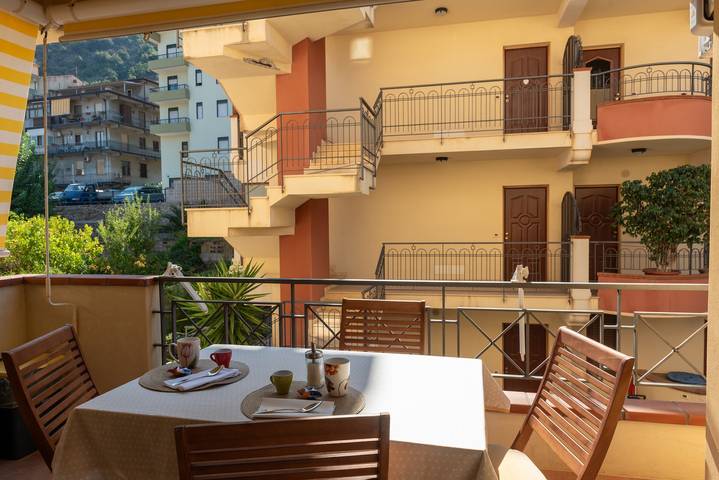 Entire apartment, 'Vacanza Gliaca' Apartment with Sea View, Balcony, and Air Conditioning in Piraino, Messina Province