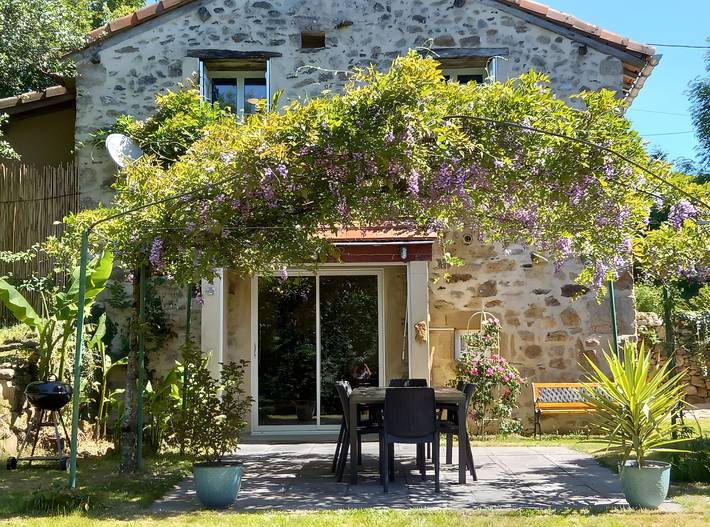 La Grange de Salacroup: Renovated Barn Near Lac du Tolerme, Pool, Nature, and Comfort in Gorses, Lot