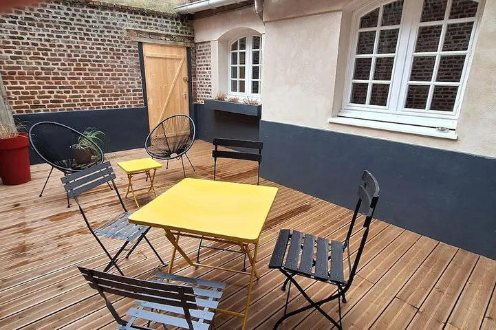 Appartement entier, En hypercentre, au calme, avec cour privative +parking public payant à proximité in Arras, Région d'Arras