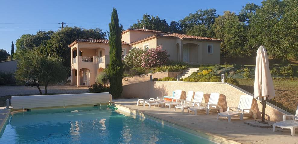 Villa pour 8 personnes, avec piscine ainsi que jardin et terrasse