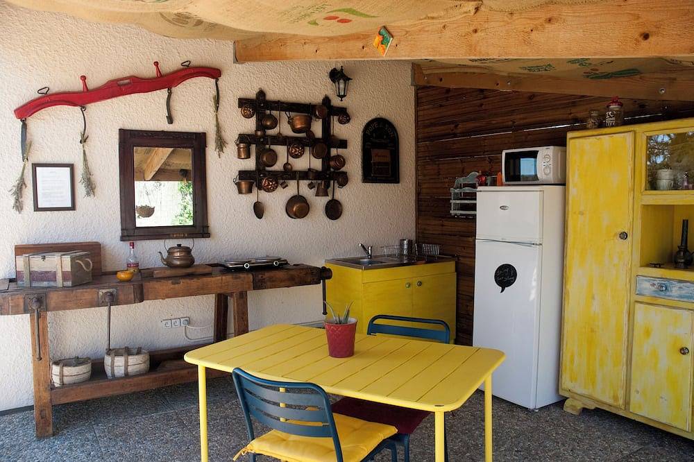 Charming guesthouse in the countryside 5 mins from Arles in Arles, Côte méditerranéenne (France)