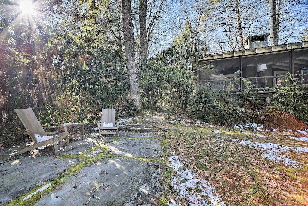 Mirror Lake Cabin ~ 1 Mi to Dtwn Highlands! in Highlands (NC), Macon County