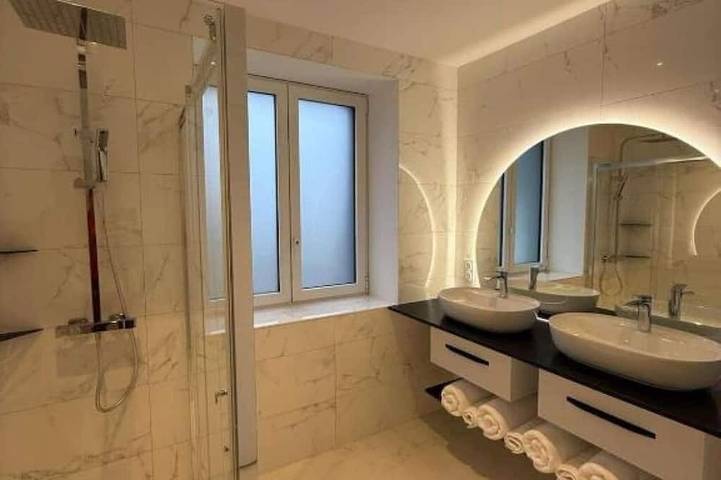 Appartement entier, Au cœur du chaos – Appartement chaleureux avec vue sur le lac in Huelgoat, Région de Châteaulin