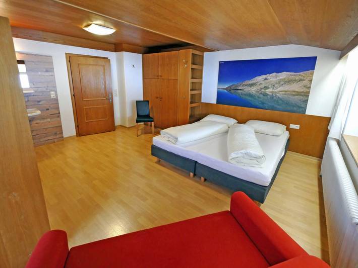 Ganze Wohnung, "Appartement Mayrhofen 8 Pers" nahe mehrerer Skigebiete mit Bergblick, Wlan und Balkon; Parkplätze in Mayrhofen, Zillertaler Alpen