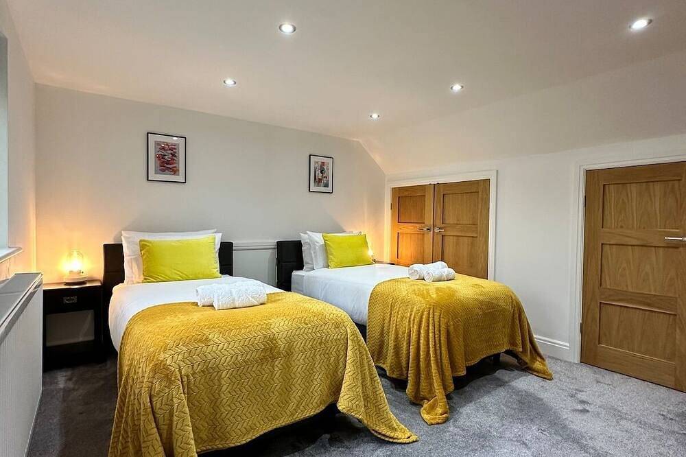 Contemporary Comfort: 2-Bd Home in Guildford, Surrey