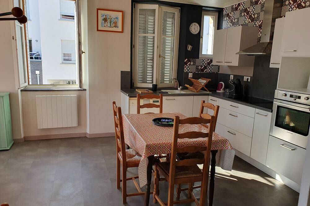 Entire apartment, Bright, spacious cocoon 5 min from station in Chaprais-Cras, Besançon