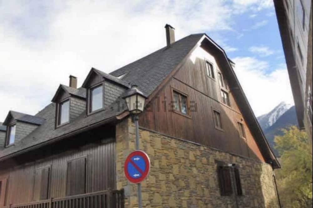 Entire apartment, Apartment with fireplace in Vielha-Baqueira in Vielha, Vielha e Mijaran