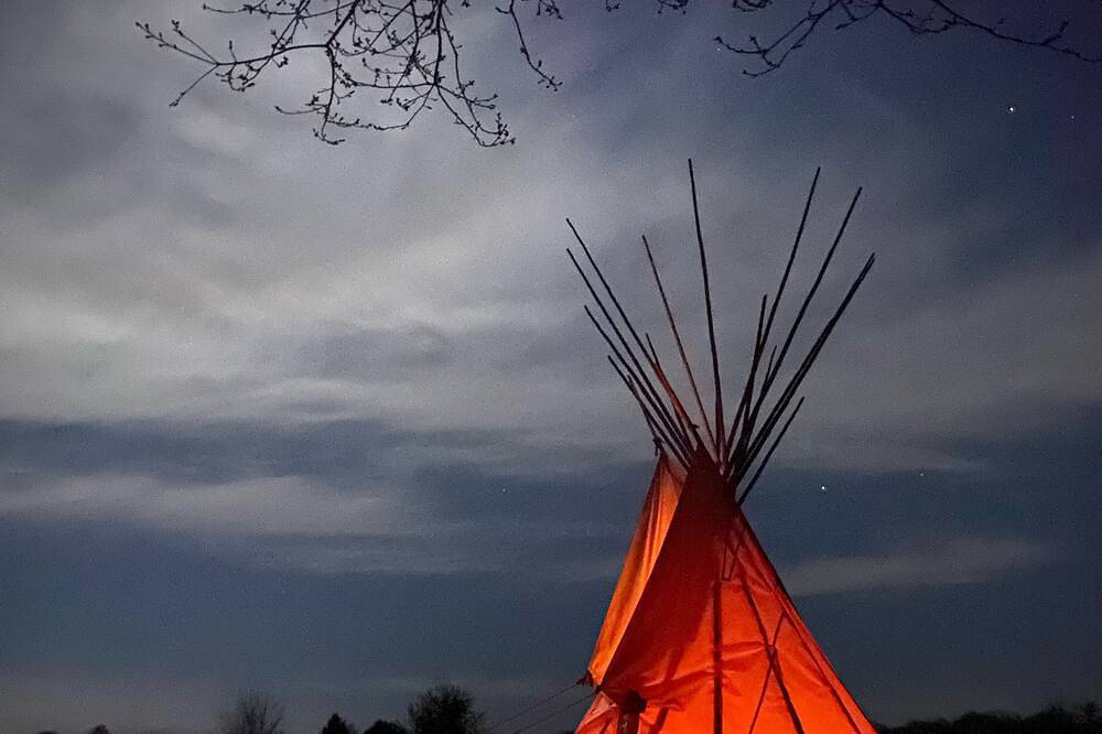 Tipi Sioux en pleine nature in Bitry, Nièvre