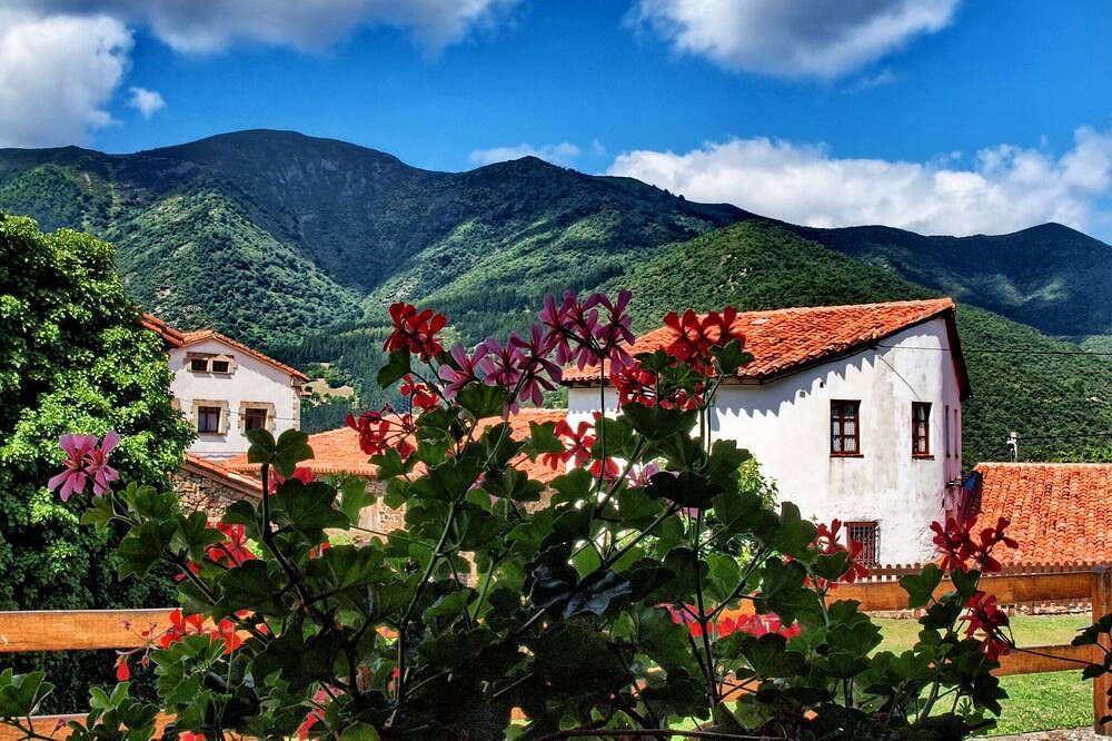 Entire apartment, Rustic style apartment with terrace for 4 people in Pesaguero, Cordillera Cantábrica