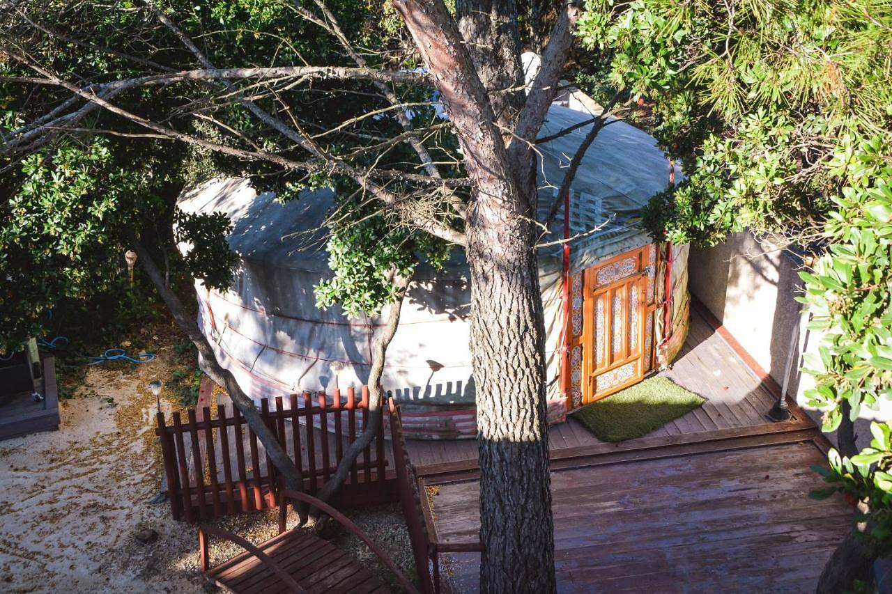 La yourte de Nîmes, sauna, spa , jacuzzi piscine et aire de jeux privatif in Caveirac, Région de Nîmes