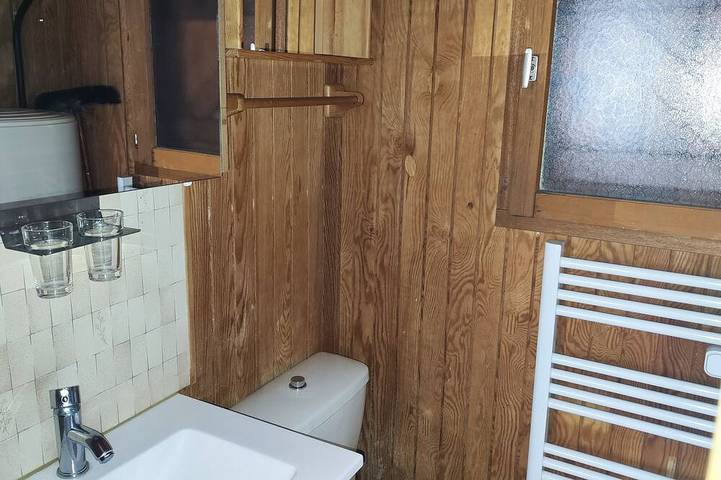 Lake Chalet Des Settons in Moux-en-Morvan, Settons-See