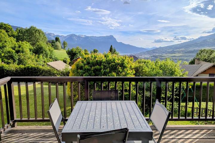 Location de vacances pour 15 personnes, avec Balcon ainsi que Jardin et Vue sur le lac à Saint-André-d'Embrun