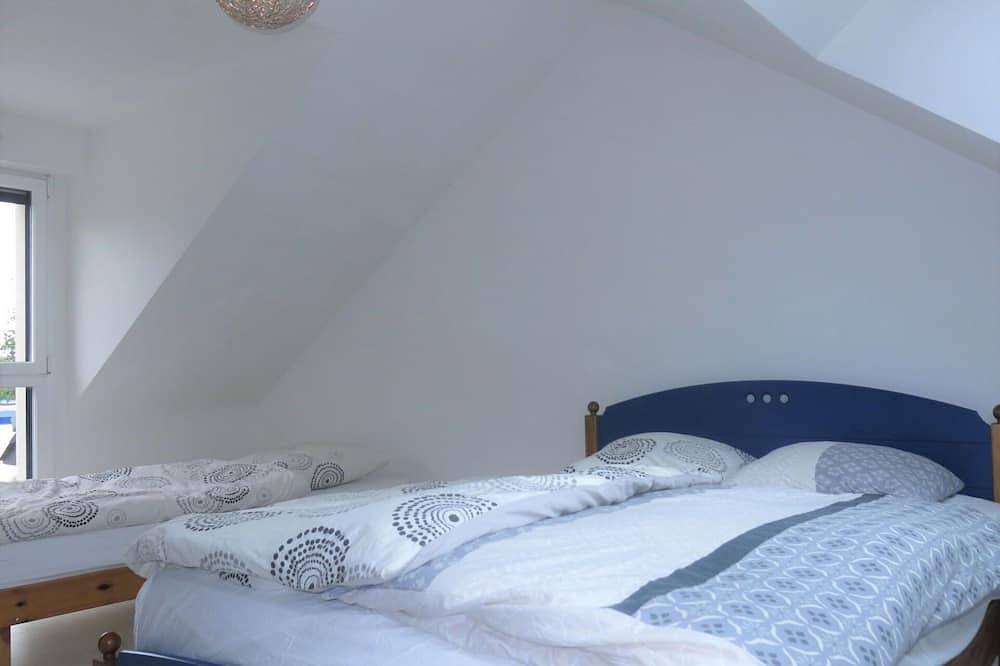 Beautiful private villa for 8 guests with Wifi, private pool, Tv and terrace in Theix, Côte des Mégalithes