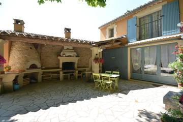 Gîte pour 2 personnes, avec jardin ainsi que piscine et terrasse à Le Thor
