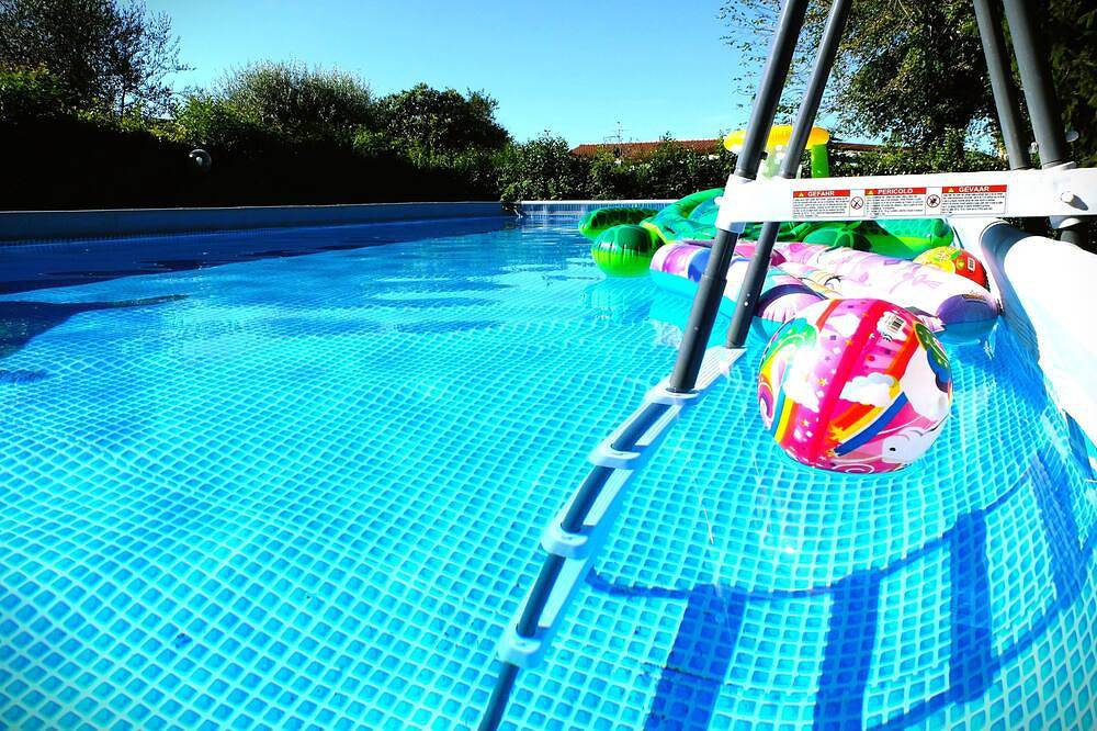 Day of Sun Apartment in villa, 10 min from the sea, private garden, swimming pool in Massarosa, Italienische Riviera