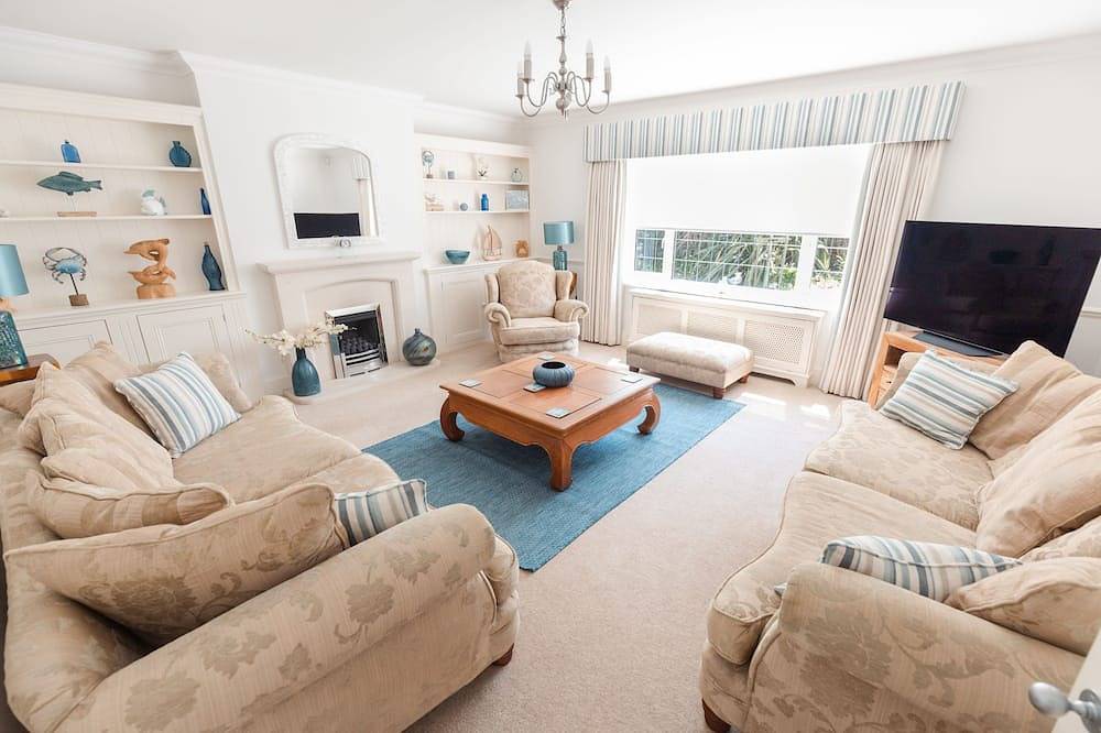 The Beach House - a stone's throw from Avon Beach, Friars Cliff in Mudeford, Christchurch