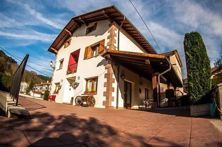 Cottage für 8 Personen, mit Pool und Balkon sowie Garten - 1