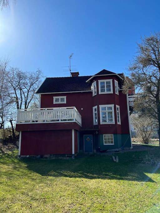 Ferienhaus für 12 Personen, mit Balkon und Terrasse sowie Garten und Sauna in Gnesta