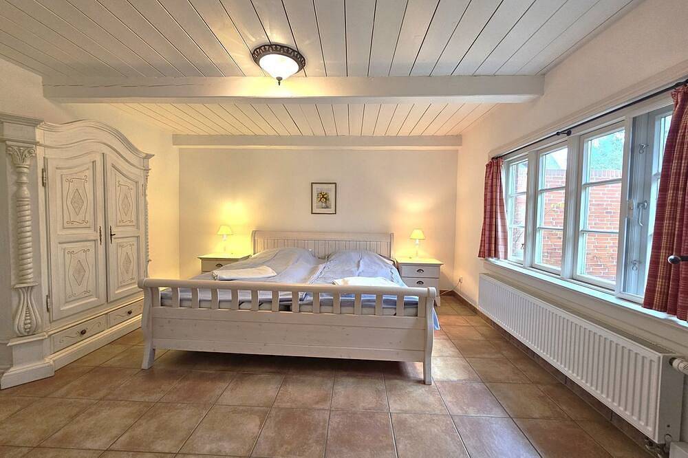 Ilskes Hus - Freistehendes Reetdachhaus mit Garten, Terrasse & E-Ladestation in Oevenum, Föhr