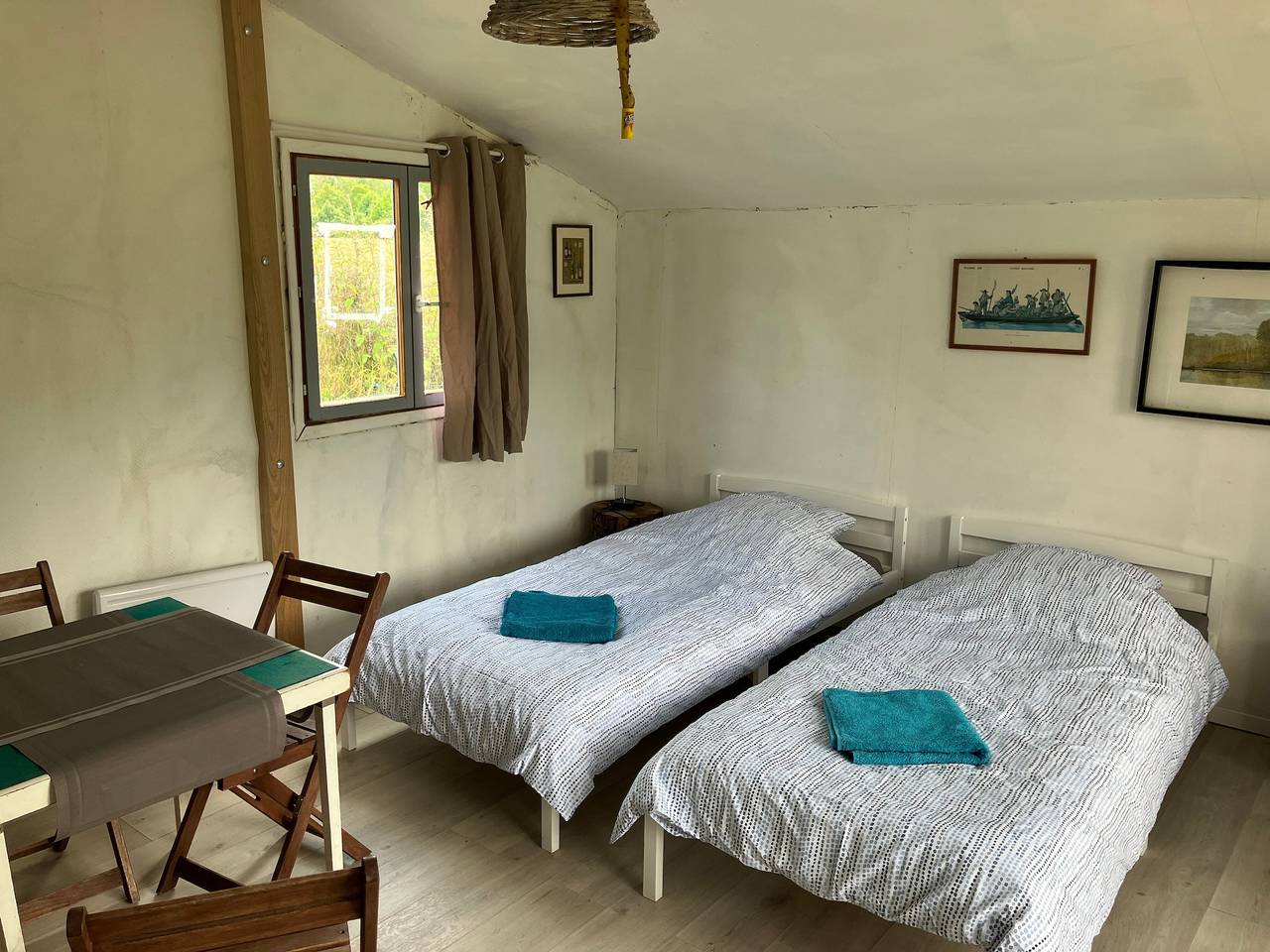 Chalet 'Les Chalets De Babeth Et Cathy' con terraza privada in Trouans, Aube (desambiguación)
