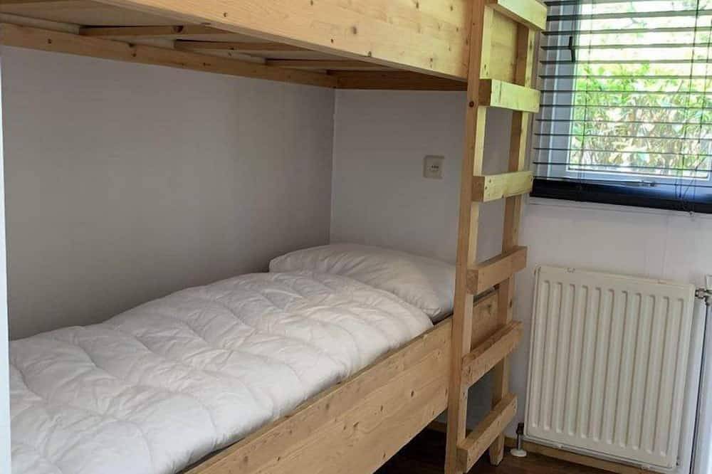 Gezellig Tiny Lodge (48 m²) voor 2-3 personen met tuin en terras. Ontspannen in de woonkamer met een film, spelletjes of een goed boek op de bank. Perfect voor een knusse vakantie! in Harderwijk, Veluwe