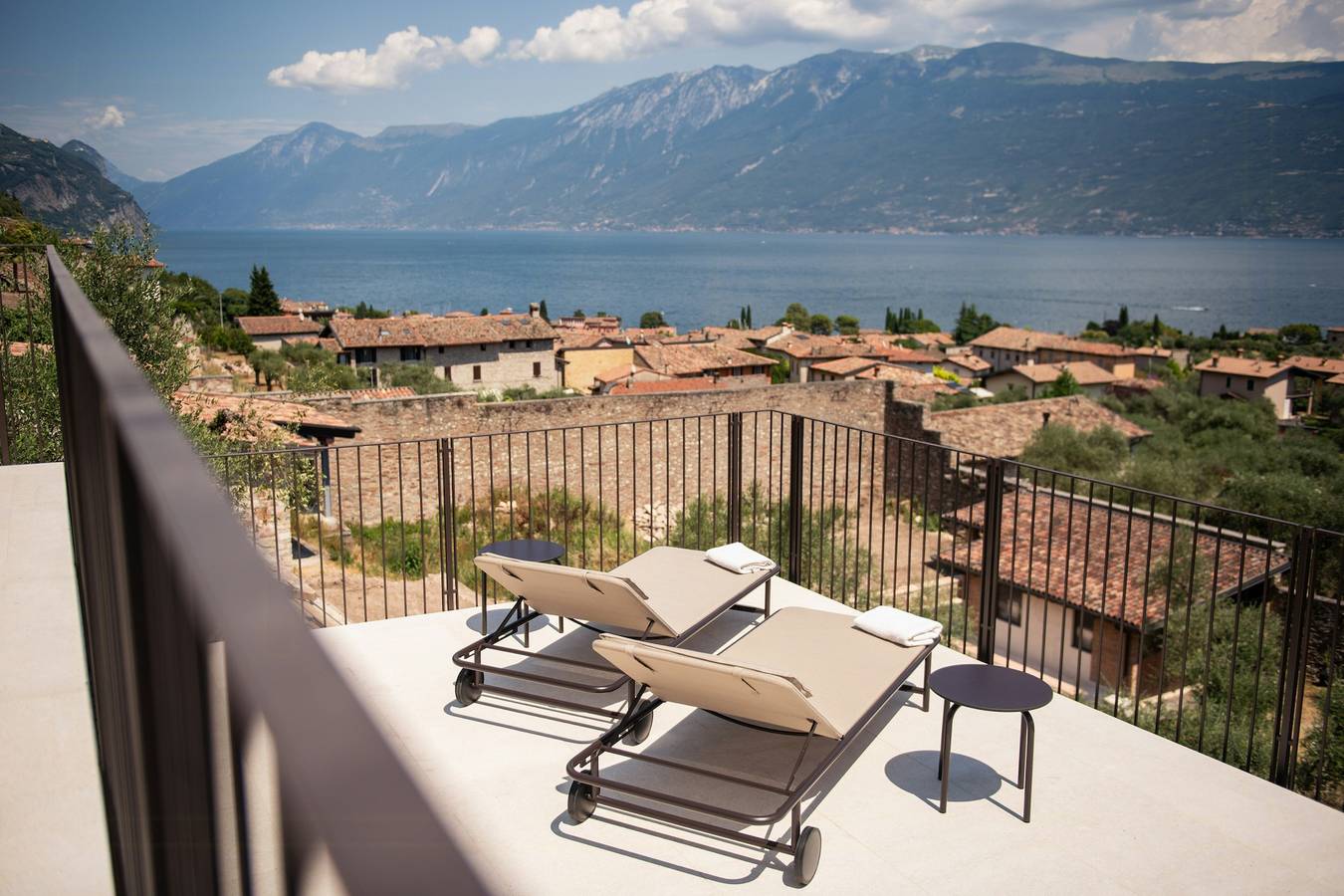 Ganze Wohnung, Turm mit Pool und Terrassen mit Seeblick in Gargnano in Gargnano, Gardasee-Berge