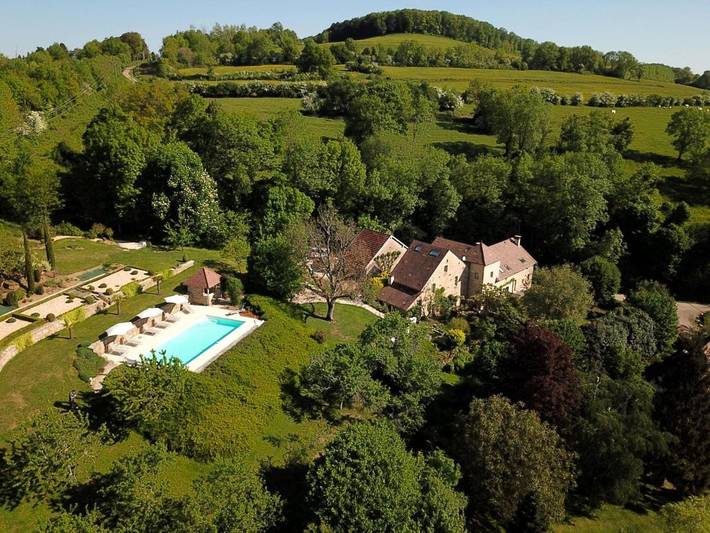 Location de vacances pour 7 personnes, avec Terrasse et Jardin ainsi que Piscine et Vue à Montoillot