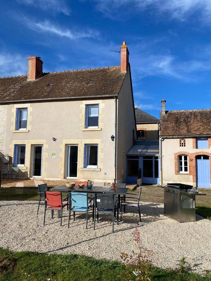 Location de vacances pour 8 personnes, avec Terrasse ainsi que Jardin et Vue à Savigny-en-Sancerre