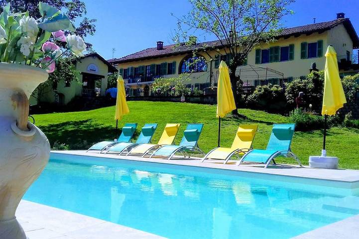 Location de vacances pour 18 personnes, avec jacuzzi et jardin à Tigliole